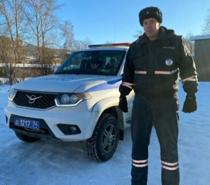 В Челябинской области сотрудники ГИБДД спасли семью с двумя малышами, у которой на морозе заглохла машина