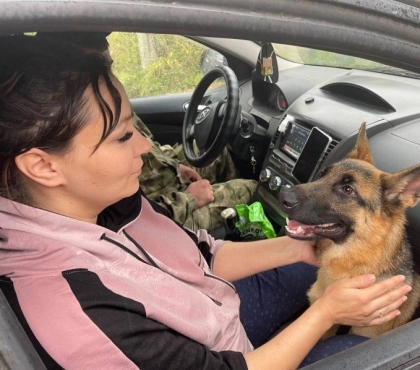 Уже нашли новых хозяев: в Челябинской области полицейские спасли собаку, брошенную умирать в лесу