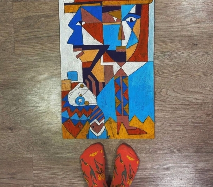 Художница из Магнитогорска выкладывает в «Инстаграм» абстрактные портреты на фоне ног в смешных носочках