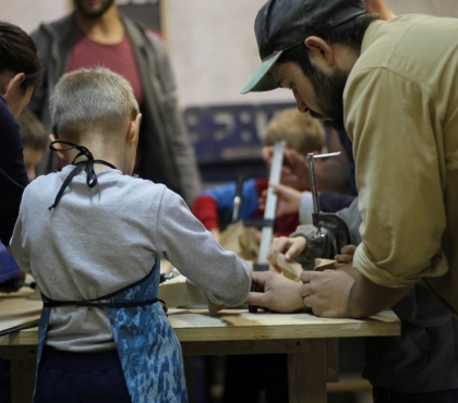 В Челябинске ищут мужчин, готовых заниматься в мастерской с мальчишками, которые растут без отцов