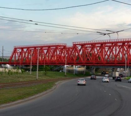 Челябинские урбанисты предложили перекрасить железнодорожный мост в красный цвет