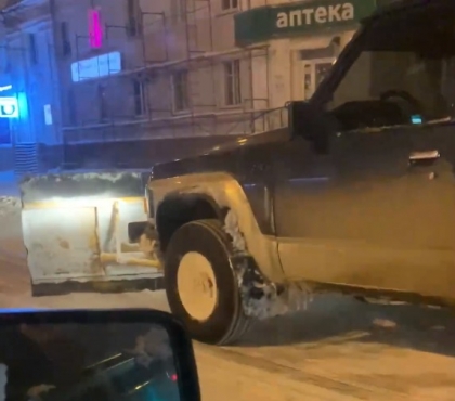 В помощь дорожникам: водитель на личном авто с ковшом чистит дороги Челябинска