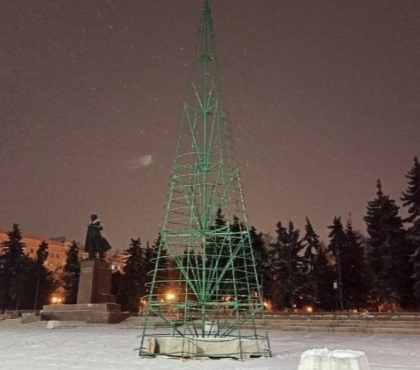 На площади Революции начали устанавливать новогоднюю елку