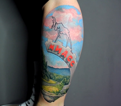 Жительница Миасса сделала тату с изображением лося, который стоит на въезде в город
