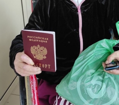 В Челябинске женщина, прожившая всю жизнь на улице, впервые получила паспорт в 43 года