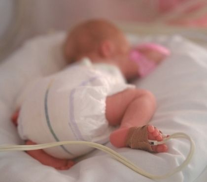 Челябинские врачи смогли спасти новорожденного малыша весом 860 граммов с менингитом
