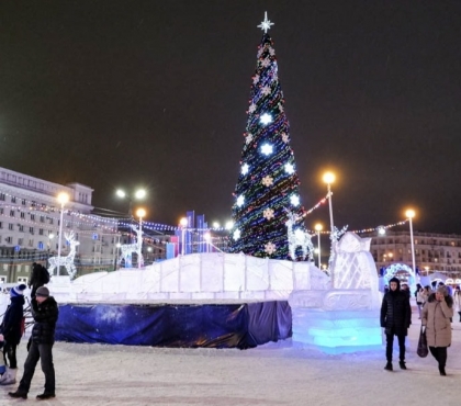 На площади Революции приступили к созданию ледового городка