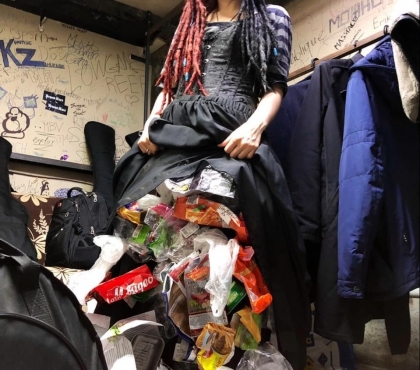 Это косплей свалки: челябинская эко-активистка сшила платье из мусора для рок-концерта