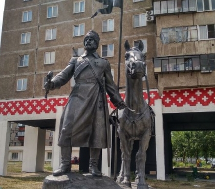 В Магнитогорске установили памятник казаку с конем