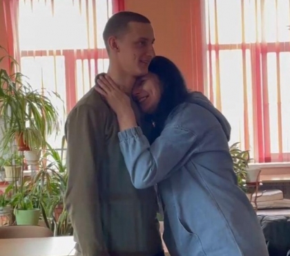 В госпиталь к солдату из Челябинска, раненому во время СВО на Украине, на день рождения приехали жена и мама