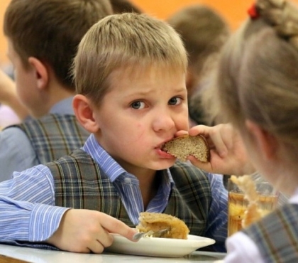 В Челябинске выяснили, когда школьникам начнут бесплатно выдавать молоко и горячие обеды