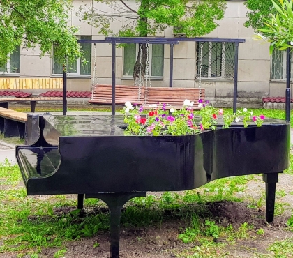 В Челябинске установили рояль с цветочной клумбой под крышкой