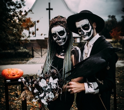 В Металлургическом районе устроили жуткую свадебную фотосессию к Хеллоуину