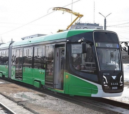 ​Разгоняется до 90 км/ч: в Челябинске представили новый трехсекционный трамвай