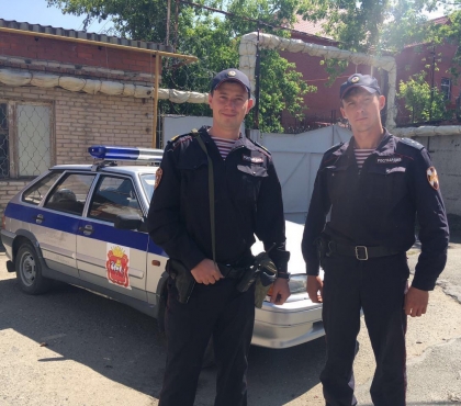 В Челябинской области полицейские, рискуя жизнью, спасли из огня человека