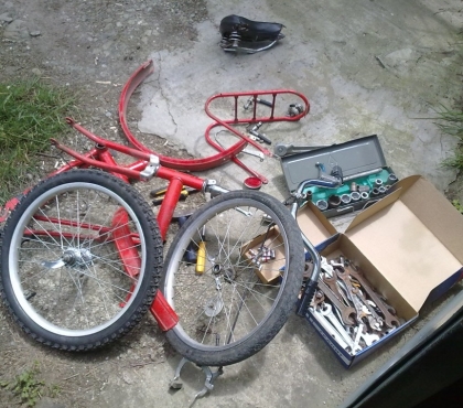 Мастер из Озёрска чинит старые велосипеды, которые дарит детям из малоимущих семей