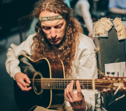 Тем, кому за двести: в Челябинске выступит путешественник-гитарист с Дальнего Востока