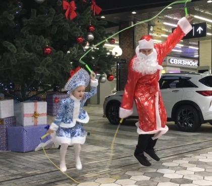 Пора выступать на корпоративах: отец и дочь исполнили трюки на скакалках в костюмах Деда Мороза и Снегурочки
