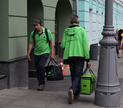 К миньонам присоединятся зеленые человечки: в Челябинске появились курьеры сервиса доставки еды Delivery Club