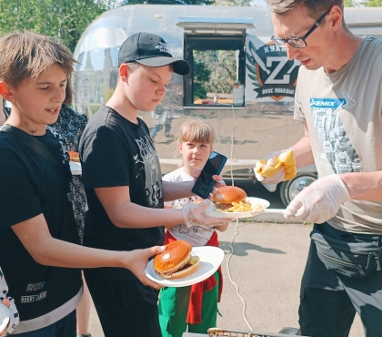 Челябинские повара накормили фирменными бургерами жителей Донбасса