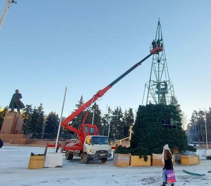 Главную елку уже устанавливают: ледовый городок на площади Революции в Челябинске откроют 27 декабря
