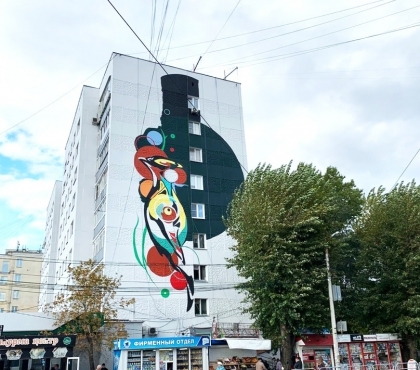 А это что? Челябинцы ломают голову над новым абстрактным граффити на фасаде здания