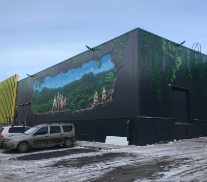 Портал в джунгли: на строящемся ТК в Челябинске нарисовали лианы и сурикатов