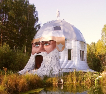 Житель Миасса построил для туристов избушку в виде головы Святогора