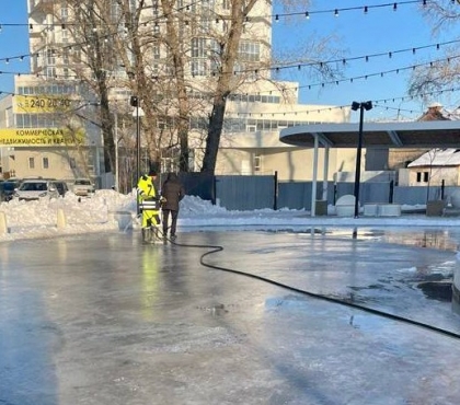 В Челябинске начали заливать каток в Арт-сквере