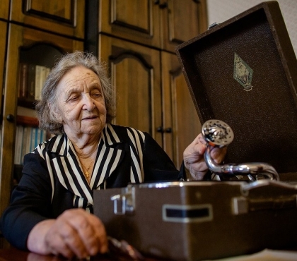 Пенсионерка из Челябинска хранит пластинки с голосом отца, который записал их перед уходом на фронт в 1941 году
