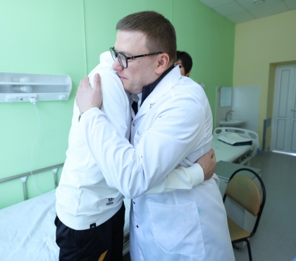 В День защитника отечества Алексей Текслер навестил раненого бойца