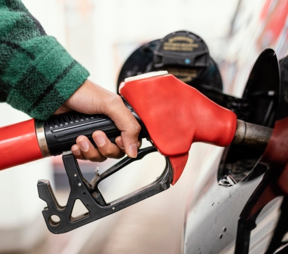 Экономист рассказал, стоит ли ждать в ближайшее время снижения стоимости бензина