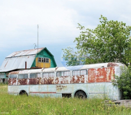 В Челябинске сделают памятник из троллейбуса 1960-х годов, который годами использовали как сарай