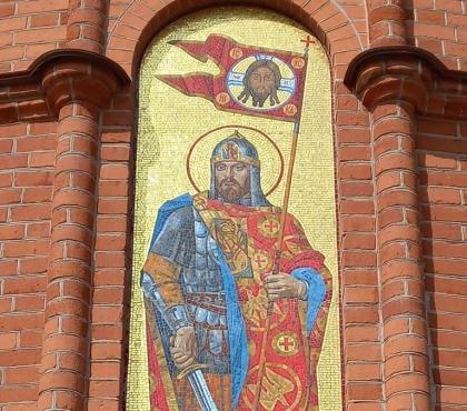 На фасаде храма Александра Невского представили мозаику из смальты с использованием сусального золота