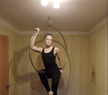 В Челябинске муж повесил для жены кольцо под потолком, чтобы та не скучала на самоизоляции