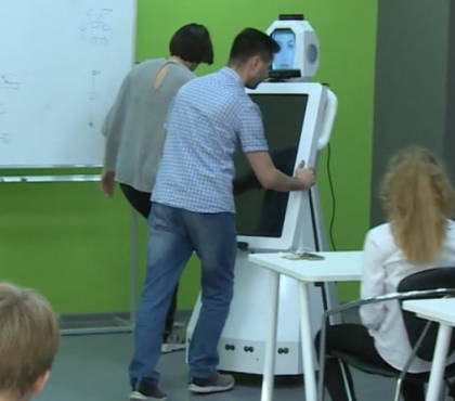 В челябинской школе учитель-робот провел урок для младшеклассников