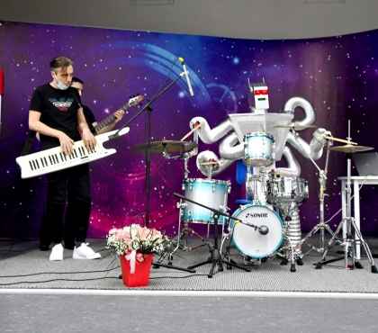 В Челябинске изобрели робота-барабанщика с шестью руками
