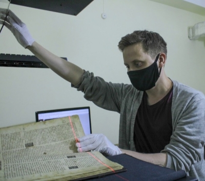 В Челябинске оцифровали самую древнюю книгу в регионе