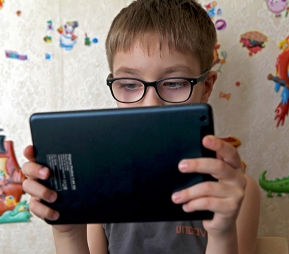 300 планшетов для «дистанционки» школам Челябинской области передала компания - благотворитель