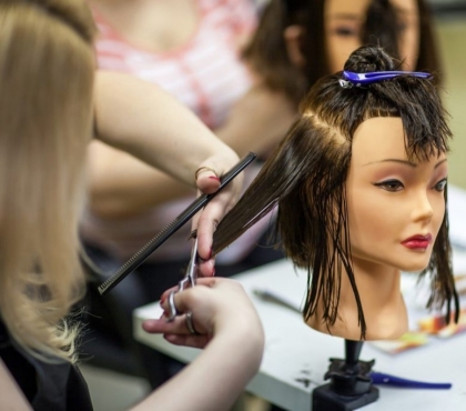 Швея и парикмахер: челябинские мамы смогут бесплатно получить новую профессию
