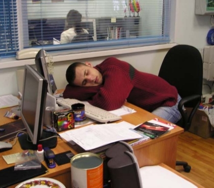 Спят и ищут другую работу: аналитики выяснили, чем челябинцы занимаются на работе