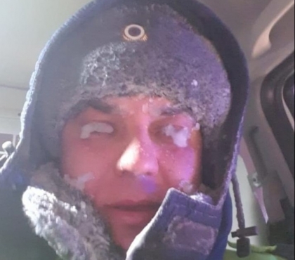 Сотрудник ГИБДД, который спасал детей из снежного плена, в январе прикрыл служебным УАЗиком автобус с юным хоккеистами