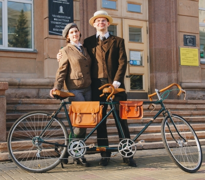 Супруги из Челябинска освоили тандемный велосипед и покоряют на нем город