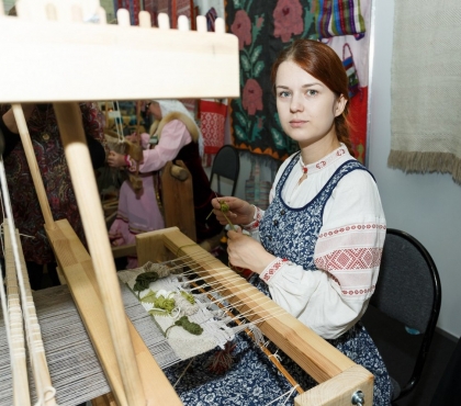 В Челябинске мама в декрете освоила ткацкий станок и наладила выпуск половиков и рюкзаков в старорусском стиле