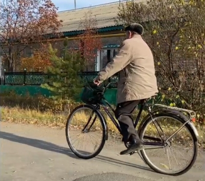 «Чем дольше ездишь, тем дольше живешь»: в Челябинской области 85-летний пенсионер рассекает по посёлку на велосипеде
