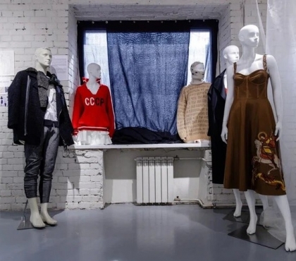 Одежду наших дизайнеров носили «Отпетые мошенники»: открылась выставка, посвященная истории челябинской моды
