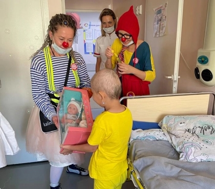 Больничные клоуны провели концерт для 80 малышей из челябинской больницы