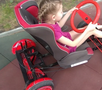 Папа двух дочек из Челябинска собрал электромобиль из гироскутера, чтобы дети не «залипали» в телефонах