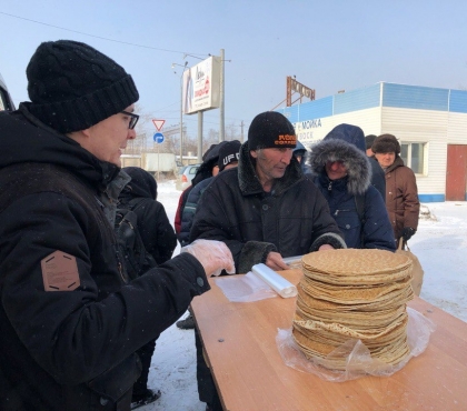 Делаем добро на масленицу: жителей Челябинска призывают печь блины для бездомных