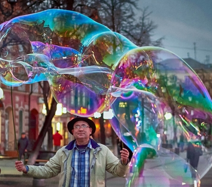 Бывший детский психотерапевт проводит шоу мыльных пузырей в центре Челябинска